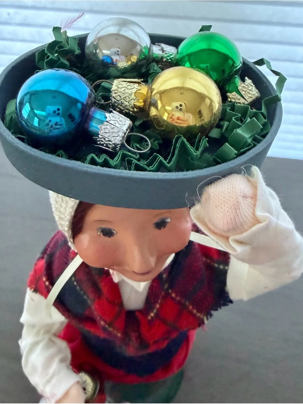 Byers’ Choice 2004 Ornament Seller Caroler Retired w/ Hang Tag